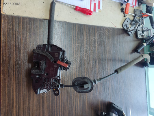 KAPI KİLİDİ ARKA SOL ELEKTRİKLİ  CAPTUR 825019254R