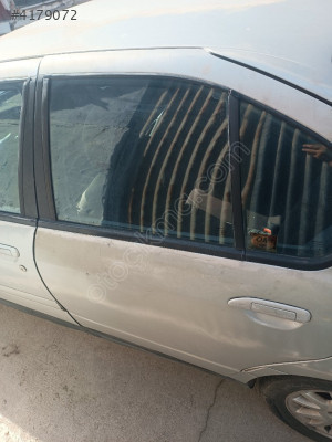 Nissan Primera sağ sol arka kapılar orjinal