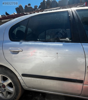 Nissan Primera sağ arka kapı