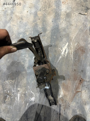 MİTSUBİSHİ FE 659 DEBRİYAJ PEDALI MERKEZİ