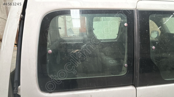 Peugeot partner sağ arka çamurluk cam
