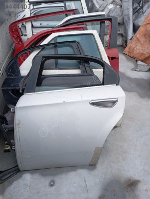 Alfa Romeo 159 sol arka kapı