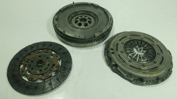 05L105266F  82V ORJİNAL ORTA KONSOL ÇERÇEVESİ  GOLF PLUS   TİGUAN