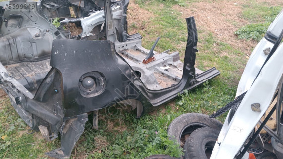 Dacia Sandero eski model sağ arka çeyrek komple