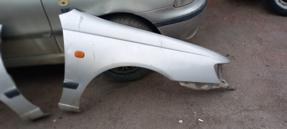 Toyota carina sağ ön çamurluk