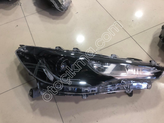 TOYOTA COROLLA CROSS HYBRİD SAĞ FAR