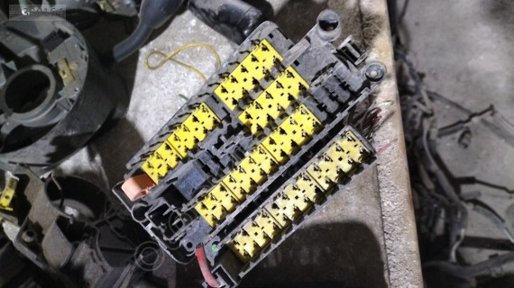 RÖle/sigorta kutusu PEUGEOT 206  1.6 16V sigorta kutusu