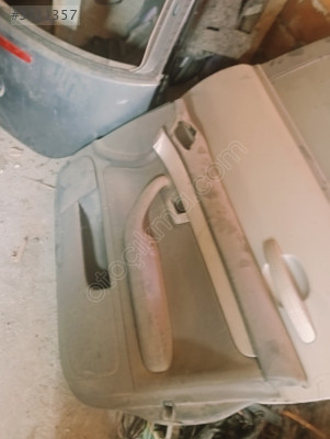 Audi A4 sağ kapı döşemesi d7 kasa