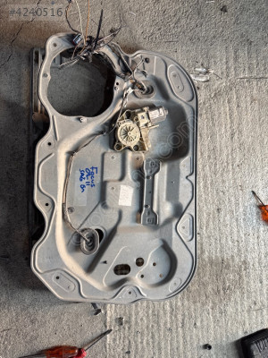 Focus 2 Sağ ön Kapı iç saçı cam krikosu