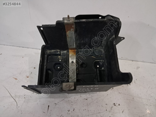 FORD FİESTASORASI AKÜ YERİ