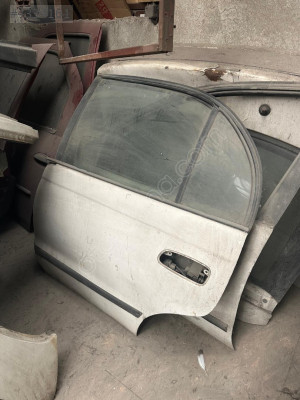 TOYOTA CARİNA SOL ARKA KAPI