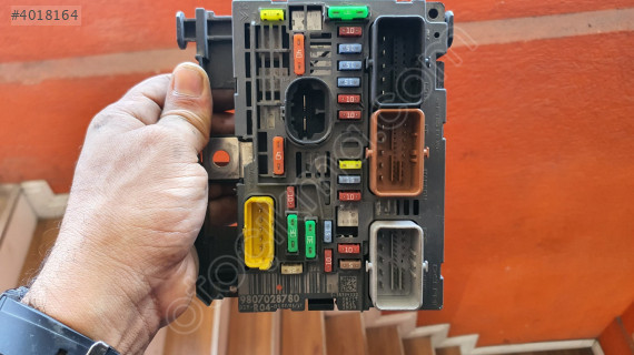 Peugeot araçlarda motor bölüm sigorta kutusu 9807028780 R04