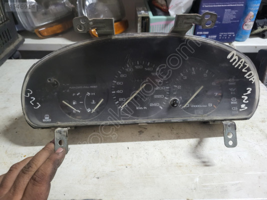 Mazda 323 km saati
