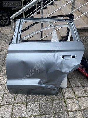 SKODA KAROQ SOL ARKA KAPI