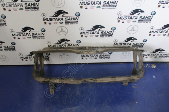 BMW F30 RADYATÖR ÜST BAKALETİ 51747255413