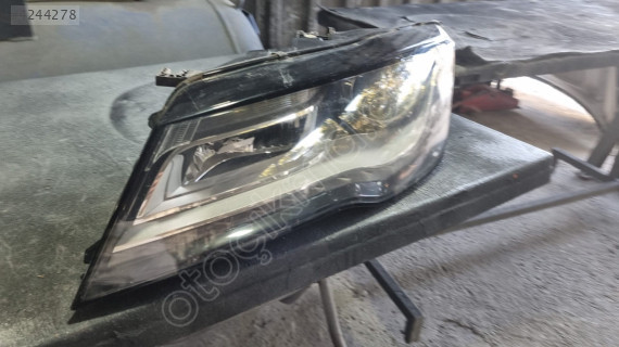 Audi A.7 model 2010 sol on far