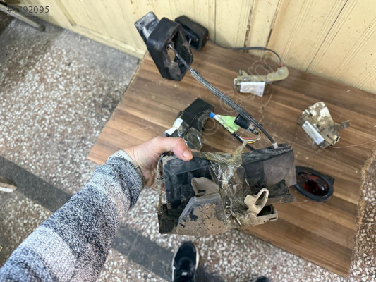 FORD ESCORT SAĞ ARKA KAPI KİLİDİ ORJİNAL ÇIKMA 90-00 MODEL