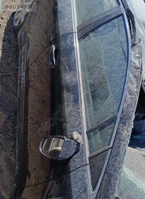 Toyota Avensis sağ ön kapı