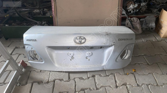 Toyota corolla 2010 model arka bagaj kapağı