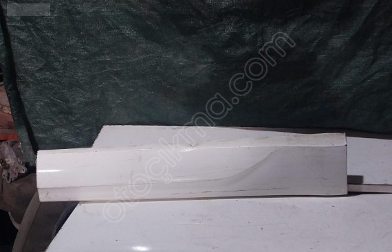 8R0853970 orj audi Q5 sağ arka kapı bandı