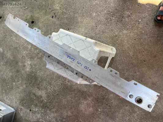 Mercedes W213 kasa E serisi çıkma ön tampon demiri