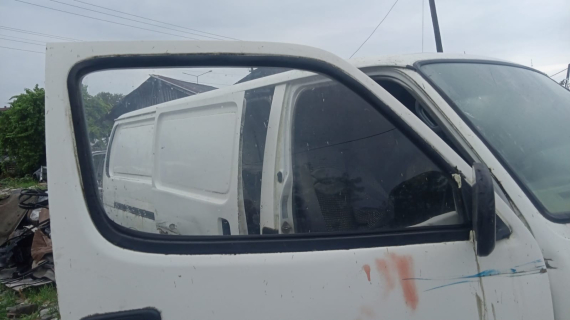 Toyota hiace sağ ön kapı cami yedek parça