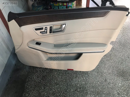 MERCEDES W212 KASA SAĞ ÖN KAPI DÖŞEMESİ ORJİNAL ÇIKMA