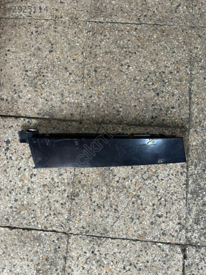 2013-2018 FORD FOCUS SOL ÖN KAPI  DIŞ ORTA PLASTİK ORJ ÇIKMA