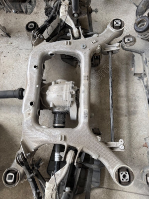 BMW G60 520İ ARKA TRAVERS ÇIKMA ORJİNAL