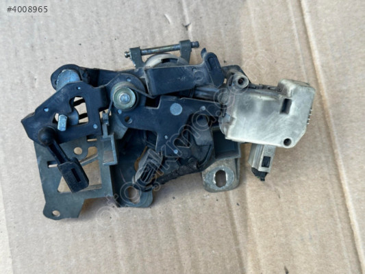 PASSAT B5 97-00 BAGAJ KİLİT MOTOR MEKANİZMA TAŞIYICI 3B0827297T