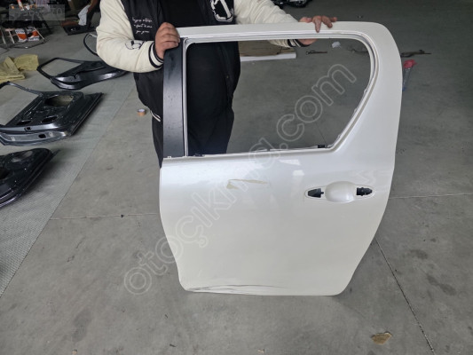 TOYOTA HILUX BEYAZ SOL ARKA KAPI ORJINAL GÖÇÜKLÜK