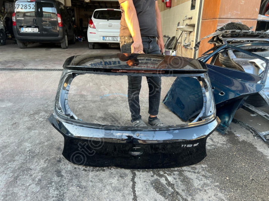 BMW 1 SERİSİ F20 SİYAH BAGAJ KAPAĞI ORJINAL GÖÇÜKLÜK