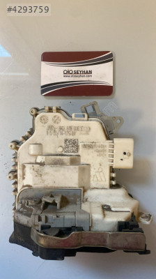 8K0839016E Audi A4 2014 sağ arka kapı kilidi