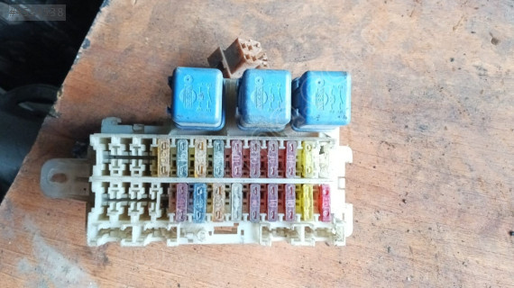 Nissan Vanette sigorta kutusu