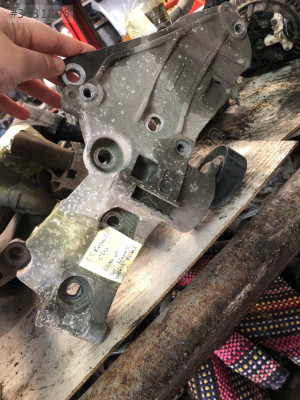 1.5 Renault Clio klima ve şarj dinamosu bağlantı braketi
