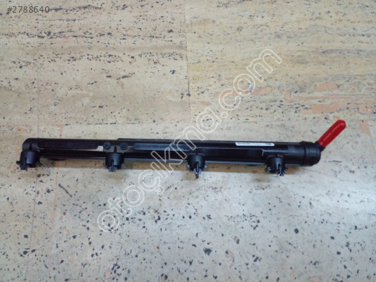 04E133320K BENZİN ENJEKTÖR YAKIT RAIL BORUSU