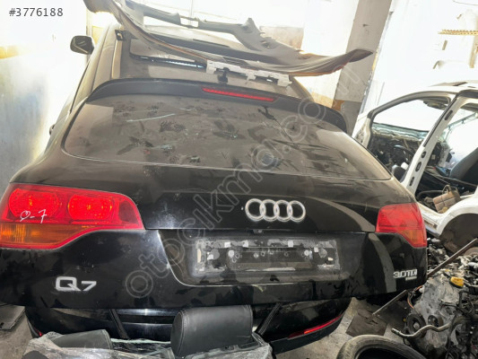 Audi Q7 Modeli İçin Oto Çıkma Bagaj Kapağı - İletişim: 5366077016