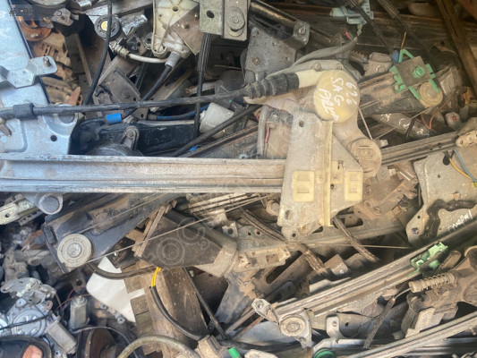 Mazda 626 sağ arka kapı cam motor kriko