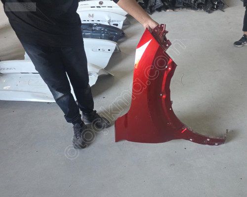 NİSSAN JUKE F16 KIRMIZI SAĞ ÖN ÇAMURLUK ORJINAL GÖÇÜKLÜK