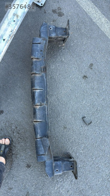 Jetta ön tampon demiri parçası çıkma