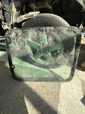 Renault kangoo arka kelebek camı