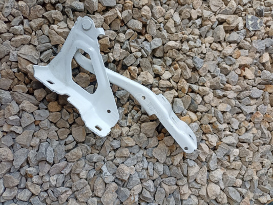 Renault Clio 5 sağ motor kaput menteşesi