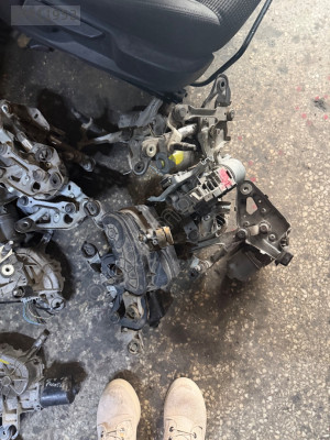 Peugeot 308 silecek motoru