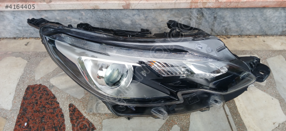 Peugeot 2008 sağ far