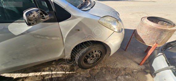 Toyota Yaris sağ ön çamurluk