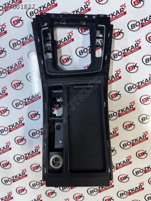 GOLF 7 2013-2016 ORTA KONSOL GÖVDESİ KOMPLE PİYANO BLACK