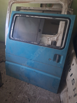 Mazda E2200 sağ orta sürgülü kapı