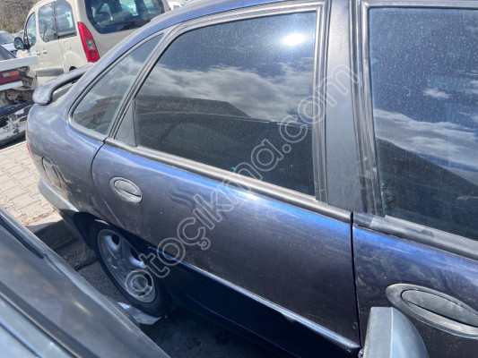 Renault Laguna 1 sag arka kapı