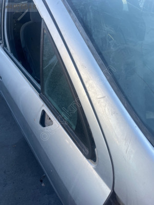Peugeot 407 sağ ön kelebek camı