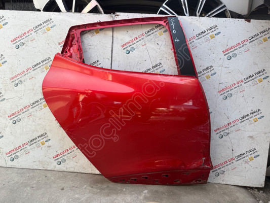 Renault Clio 4 sağ arka kapı kırmızı renk (az hasarlı)